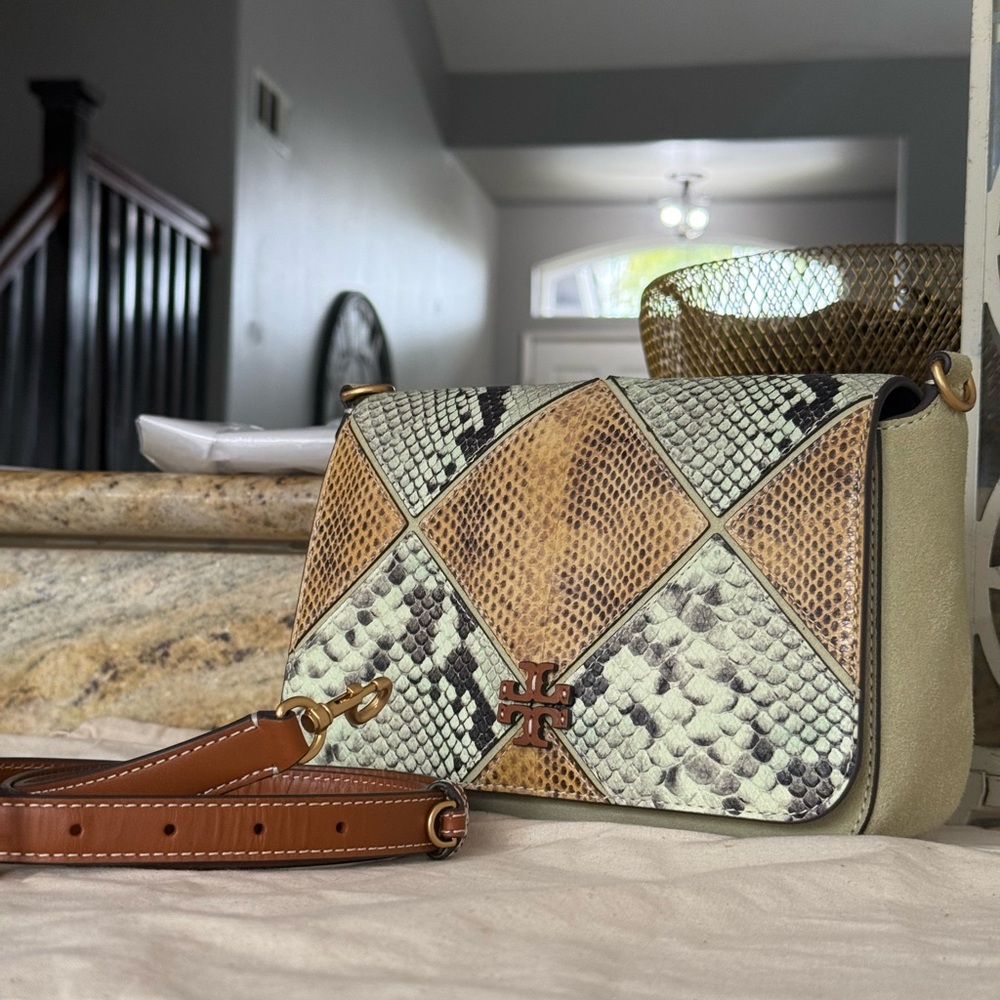 625!+ New Tory Burch thea Patchwork Flap Crossbody multi color - Picture 4 of 10